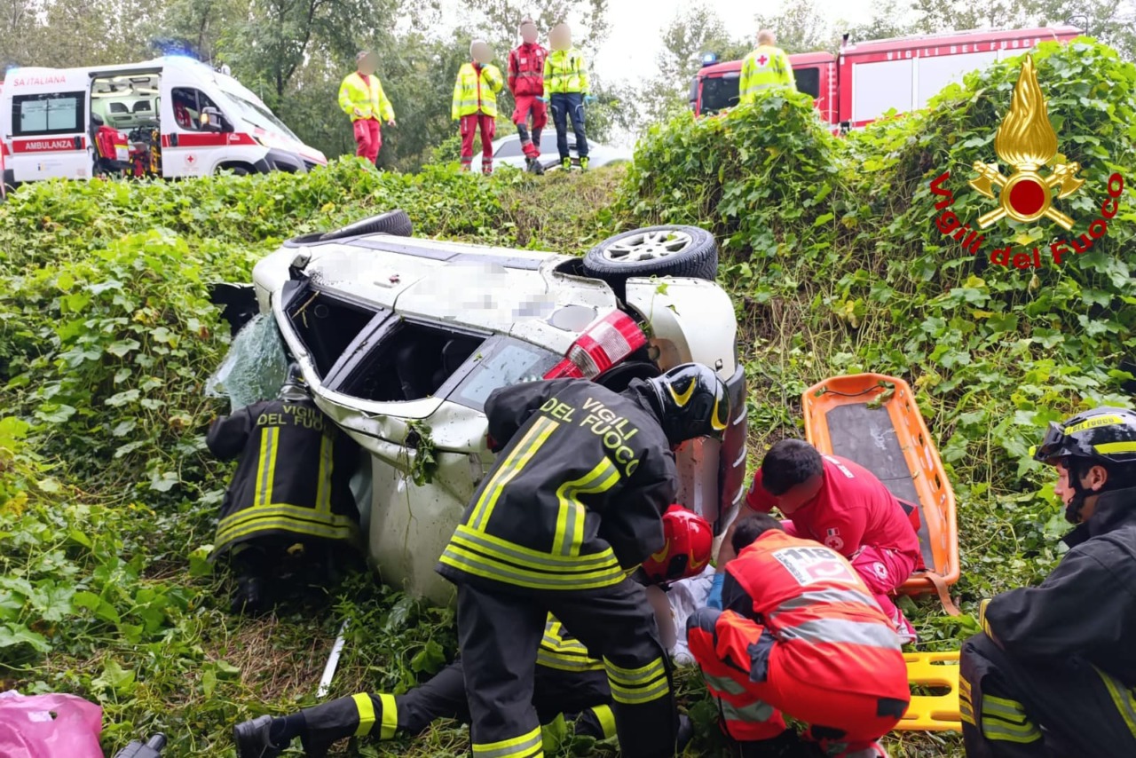 Auto si ribalta e finisce in un campo, uomo estratto dalle lamiere