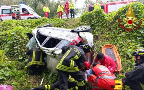 Auto si ribalta e finisce in un campo, uomo estratto dalle lamiere