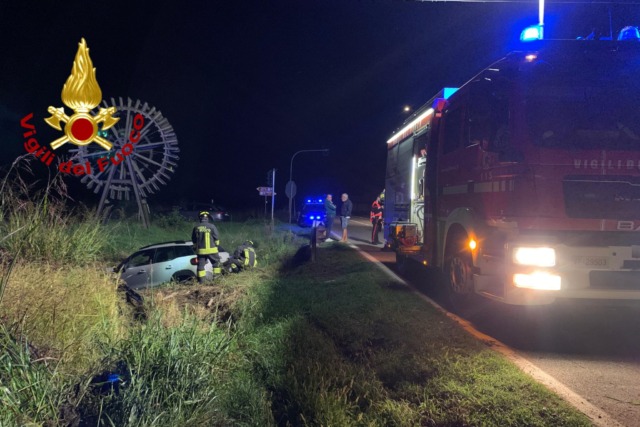Perde il controllo dell’auto e finisce nella scarpata