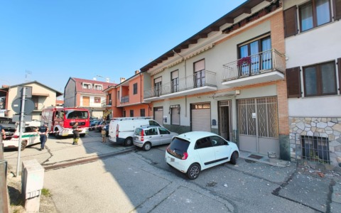 Crolla un cornicione in via Ivrea, strada chiusa