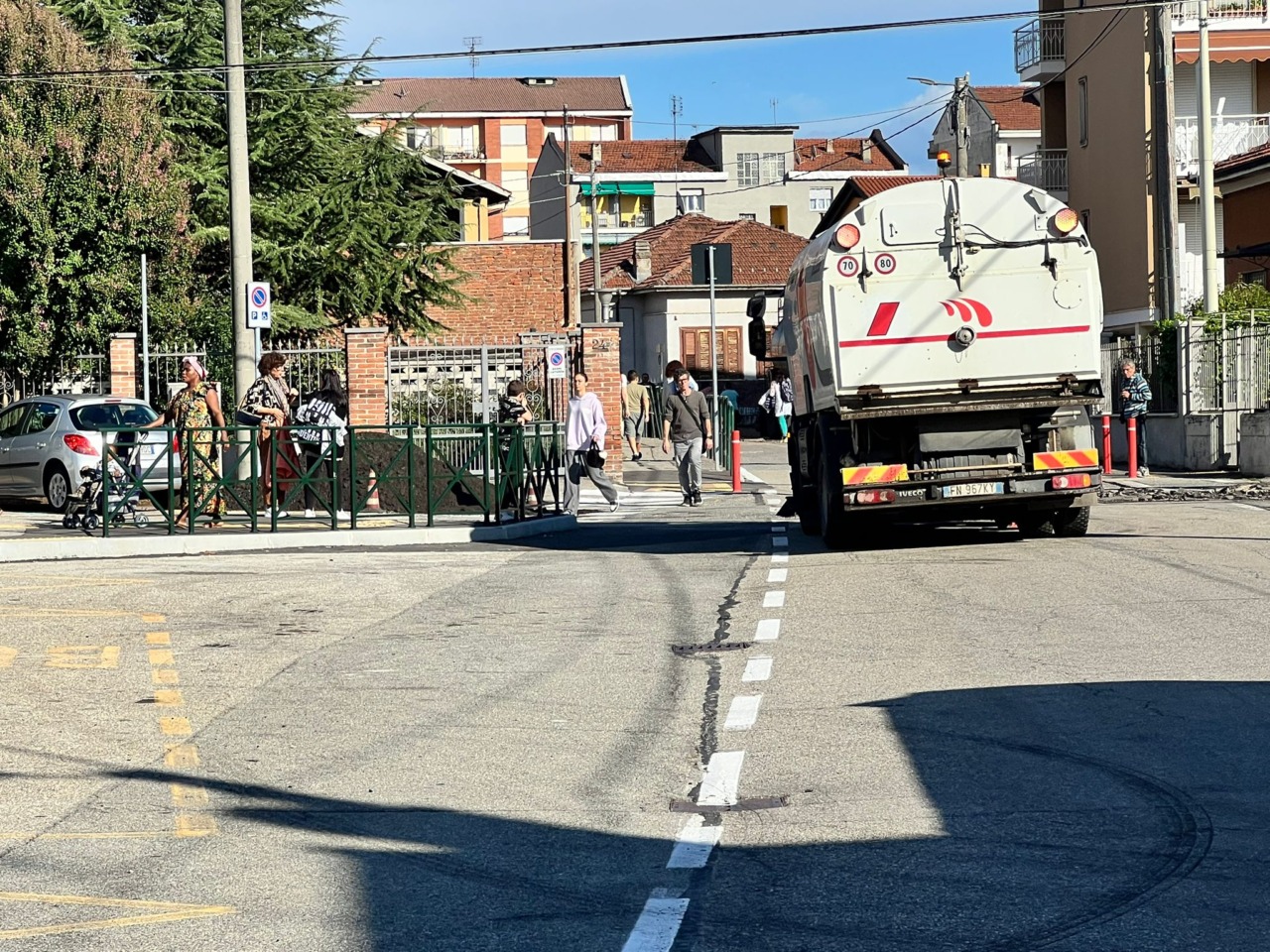 Lavori all’uscita di scuola: “Un pericolo per i nostri figli”