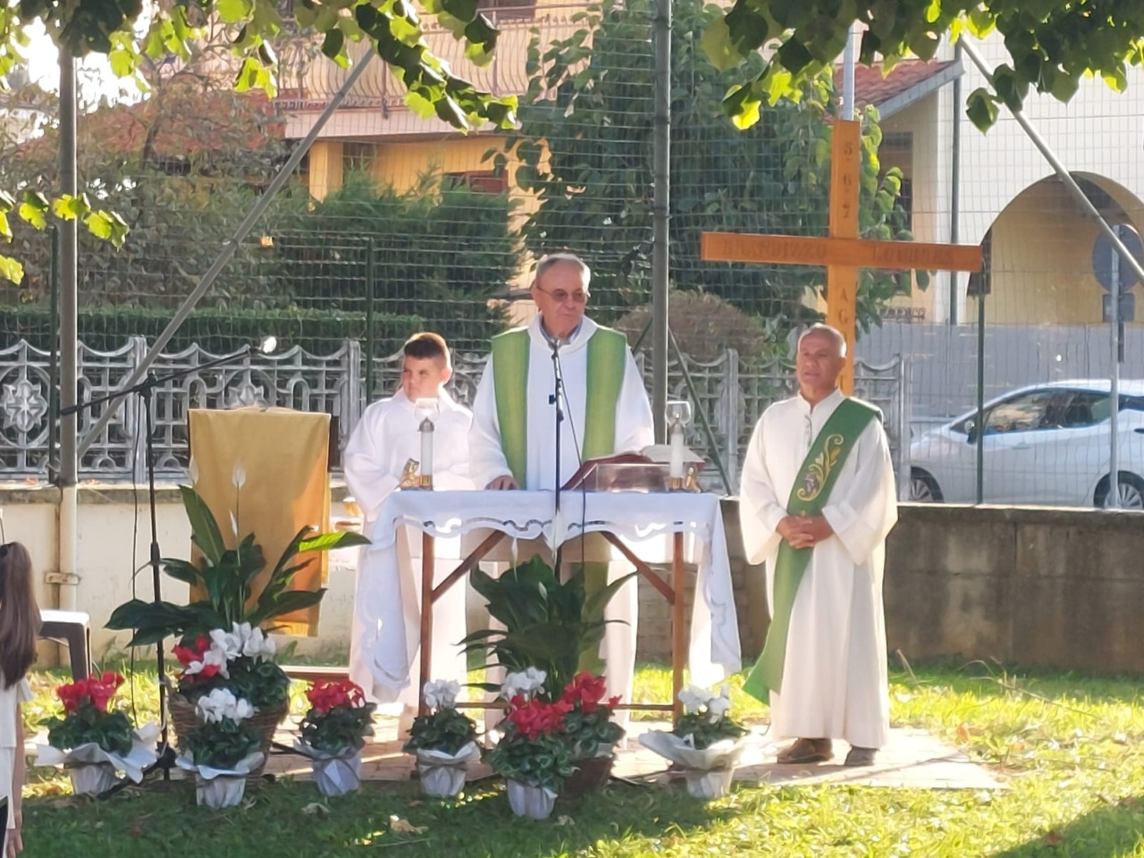 Don Mario Perlo saluta i  fedeli con una Santa Messa solenne