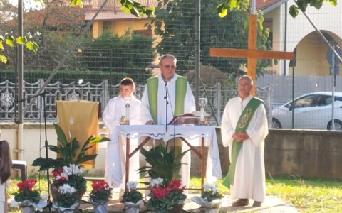 Don Mario Perlo saluta i  fedeli con una Santa Messa solenne
