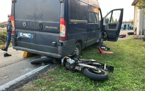Giovane motociclista muore nello scontro con un furgone IL VIDEO