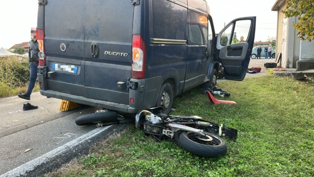 Giovane motociclista muore nello scontro con un furgone IL VIDEO
