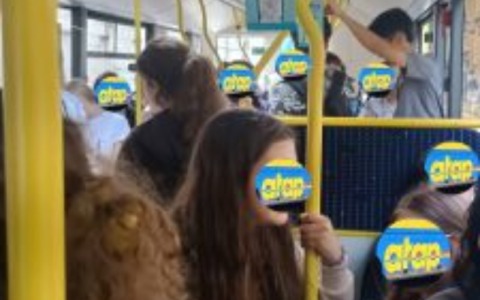 Bus strapieni, ragazzi seduti per terra: «Situazione pericolosa»