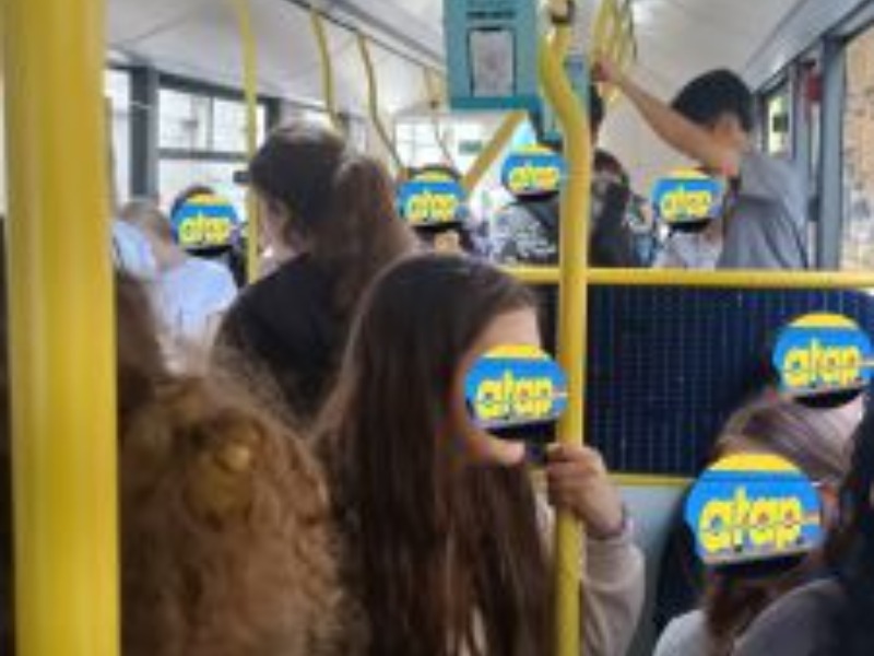 Bus strapieni, ragazzi seduti per terra:  «Situazione pericolosa»