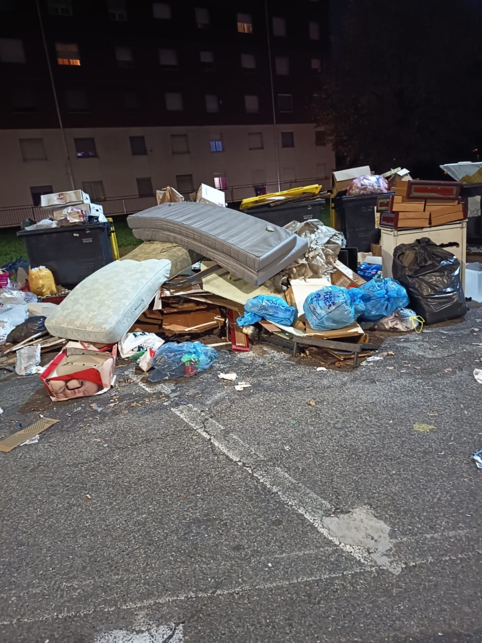 Via Togliatti, discarica a cielo aperto: residenti in rivolta