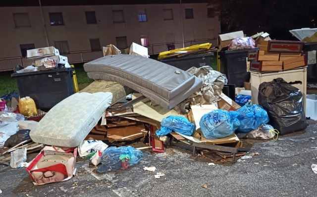 Via Togliatti, discarica a cielo aperto: residenti in rivolta