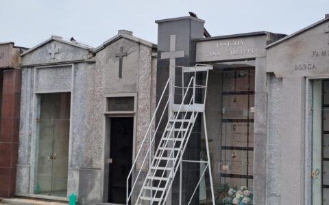 Ladri di rame al cimitero: scoperchiata una tomba LE FOTO
