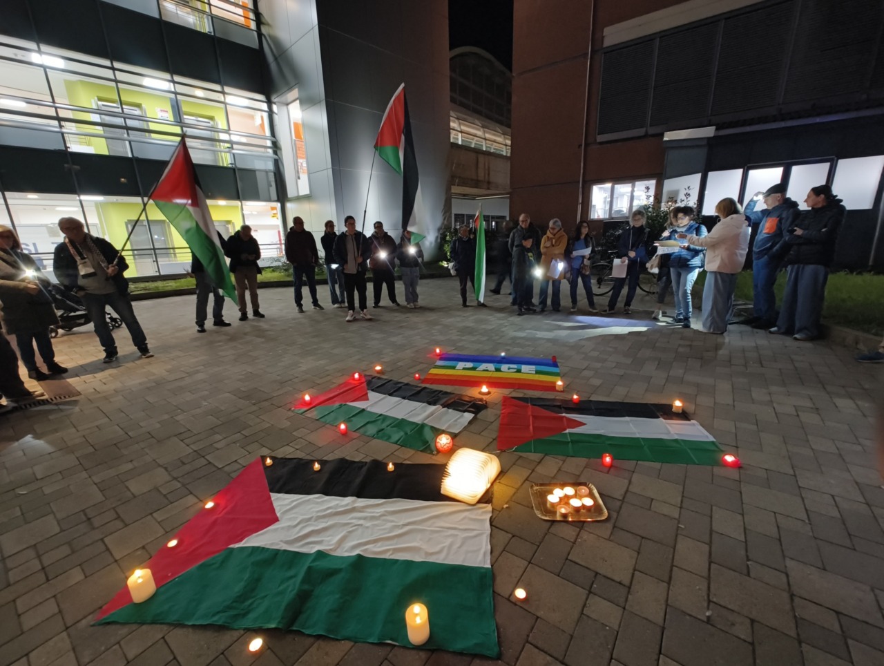 Luci sulla Palestina, flash mob davanti all'Ospedale