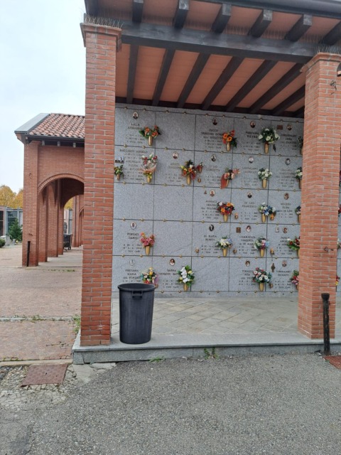 Furto al cimitero, rubate le grondaie