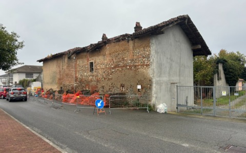 Tetto crolla in un vicolo