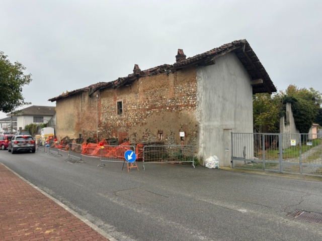 Tetto crolla in un vicolo