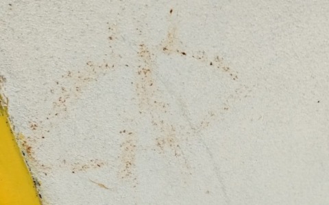 Dopo il furto fanno un disegno sul muro: cosa significa?