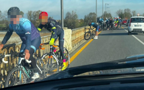 Ponte di Verrua, anche i ciclisti passano con il rosso