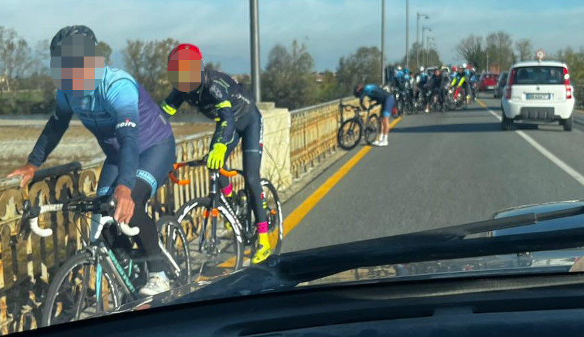 Ponte di Verrua, anche i ciclisti passano con il rosso