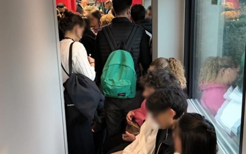 Treni sovraffollati e in ritardo, pendolari lasciati a piedi a Chivasso