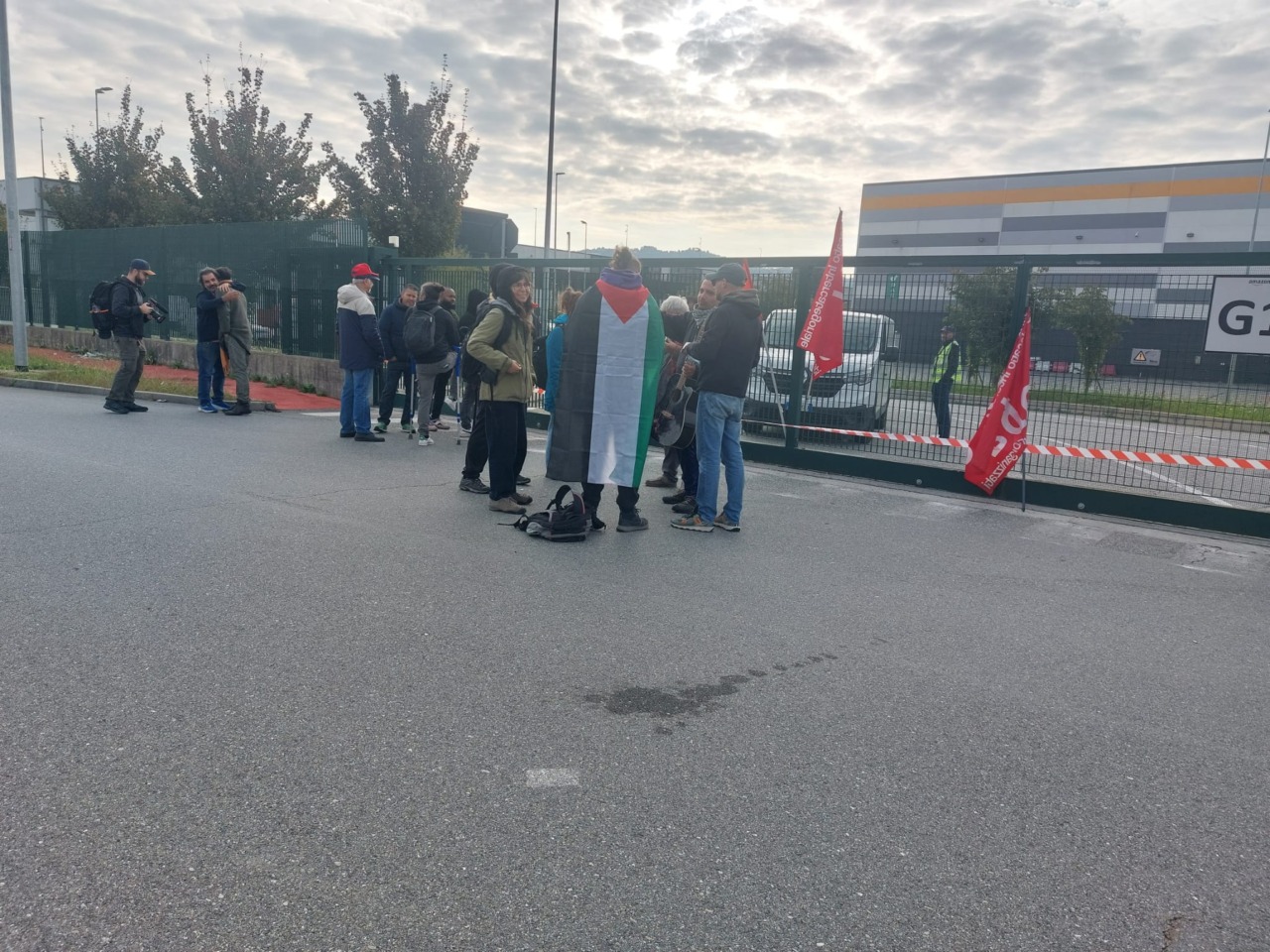 Sciopero generale, i Si Cobas bloccano Amazon Brandizzo LE FOTO