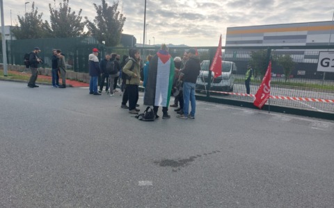 Sciopero generale, i Si Cobas bloccano Amazon Brandizzo LE FOTO