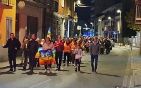 Marcia per la Pace, la fiaccolata ha attraversato il paese