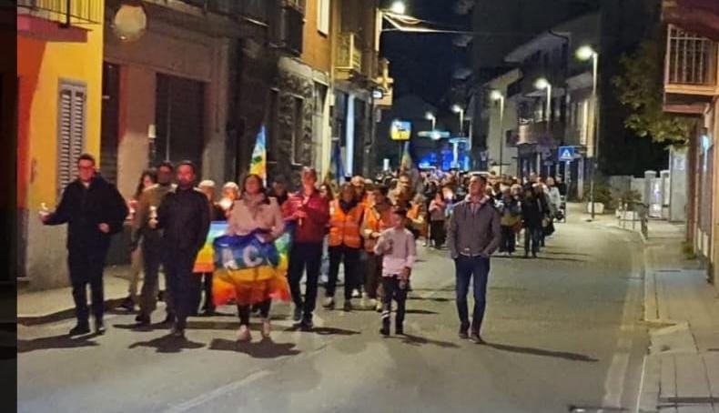 Marcia per la Pace, la fiaccolata ha attraversato il paese