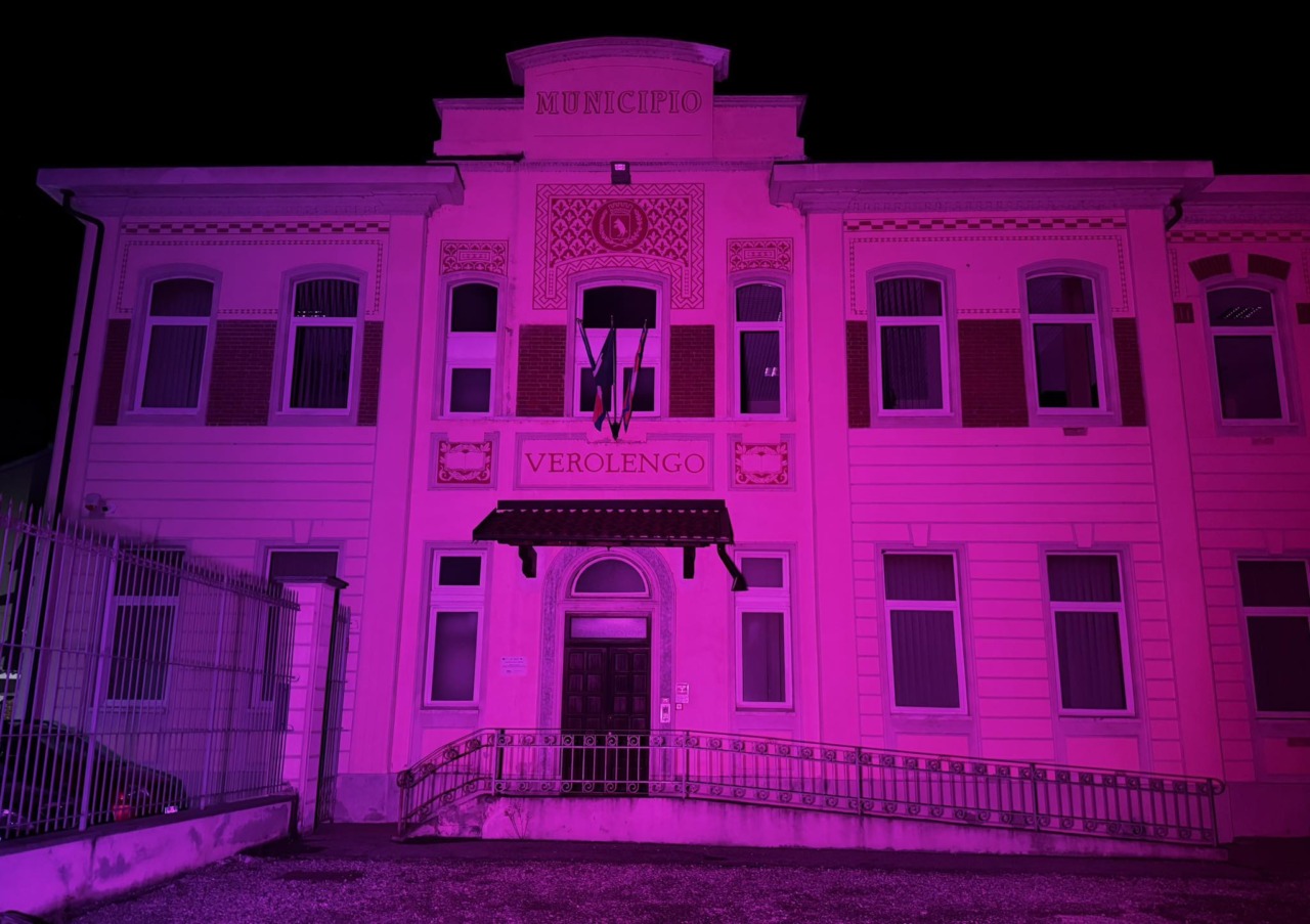 Il municipio si tinge di rosa