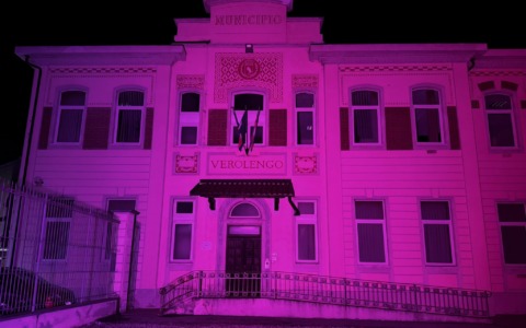 Il municipio si tinge di rosa