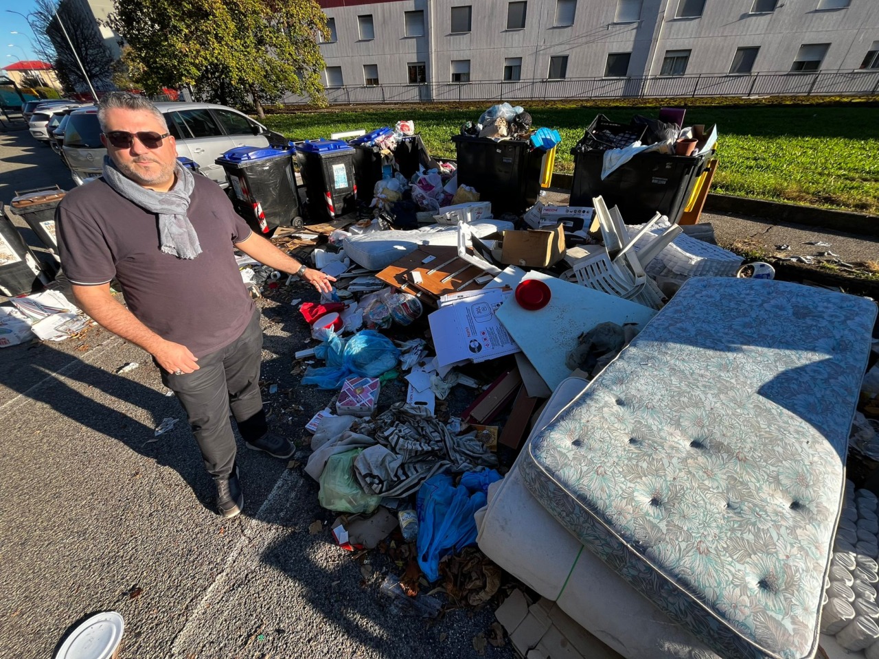 L’immondizia viene gettata nel centro storico