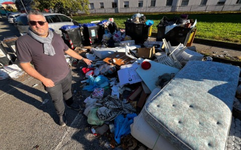 L’immondizia viene gettata nel centro storico