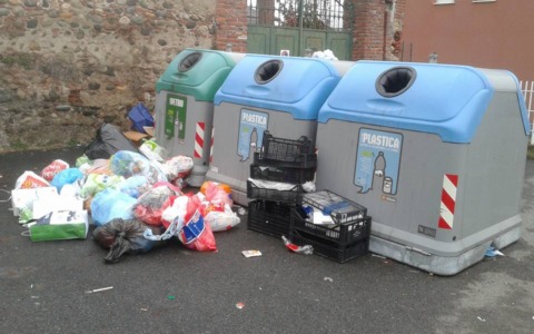Mazzè “maglia nera” per la raccolta della plastica