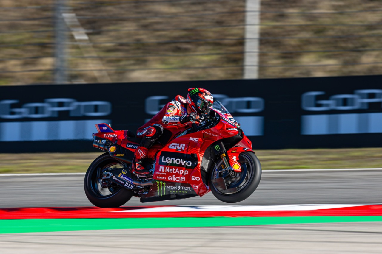 Gran Premio di Portogallo, Pecco fuori dai giochi: cade a Portimao