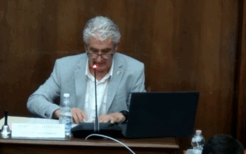 Bau Bau, la politica tocca il fondo: Perfetto abbaia a Falbo di FdI