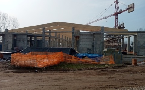 Ritardi nei lavori alla scuola, accantonati 800 mila euro per eventuali spese legali