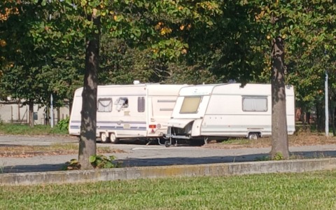 Il parcheggio del cimitero usato come area camper