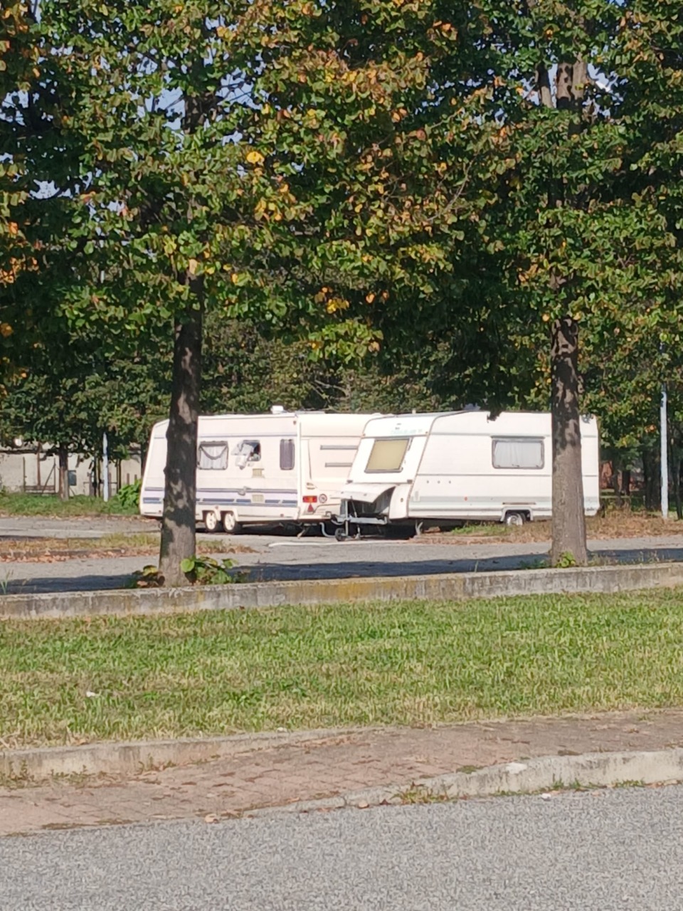 Il parcheggio del cimitero usato come area camper