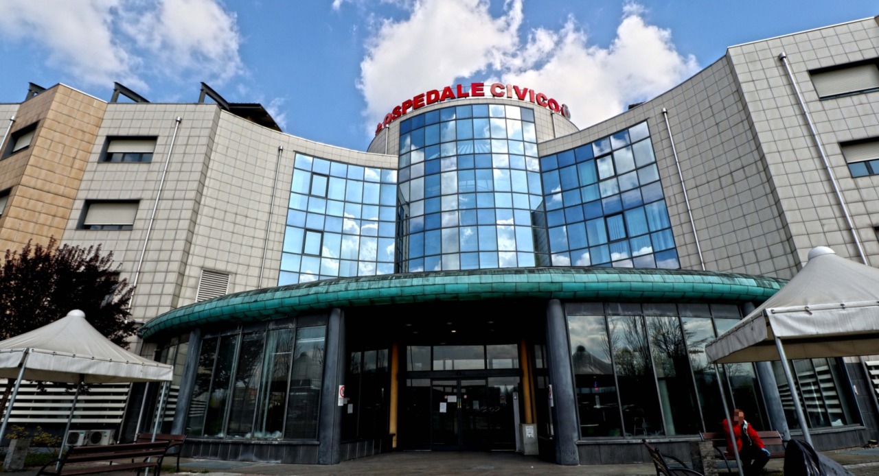 Legati, sedati, lasciati sporchi per giorni: il dramma dei nonni in ospedale