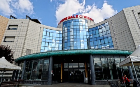 Legati, sedati, lasciati sporchi per giorni: il dramma dei nonni in ospedale