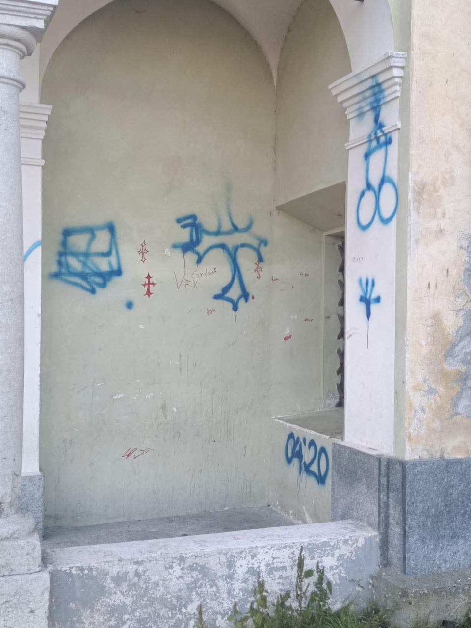Scritte omofobe e razziste sul muro della Chiesa: beccato il vandalo