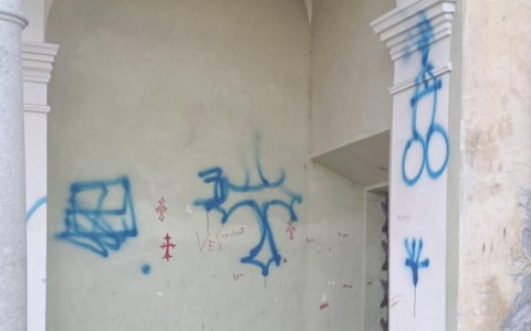 Scritte omofobe e razziste sul muro della Chiesa: beccato il vandalo