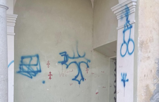 Scritte omofobe e razziste sul muro della Chiesa: beccato il vandalo
