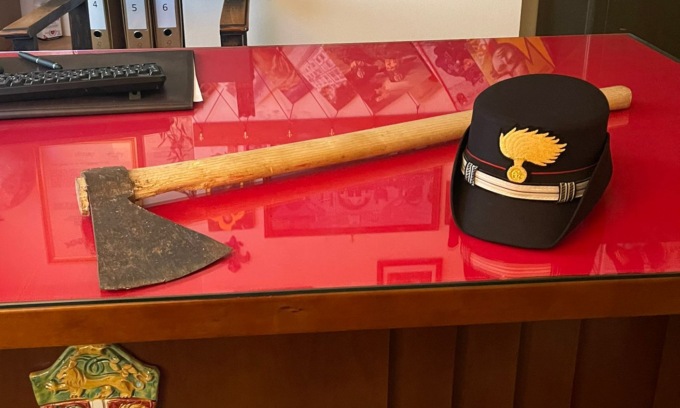 Entra a scuola con un’ascia e grida «Vi ammazzo tutti»