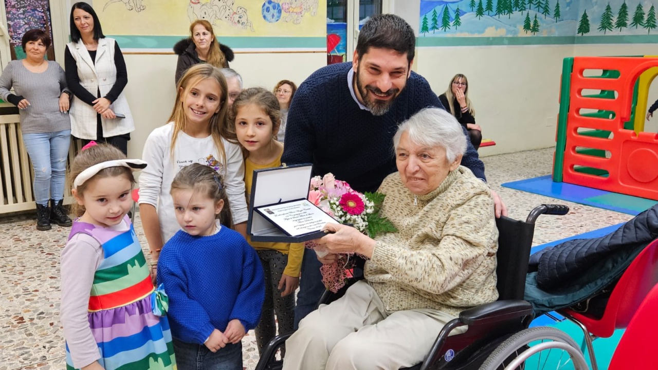 Asilo «Carletti», consegnata una targa a Mariuccia Squara