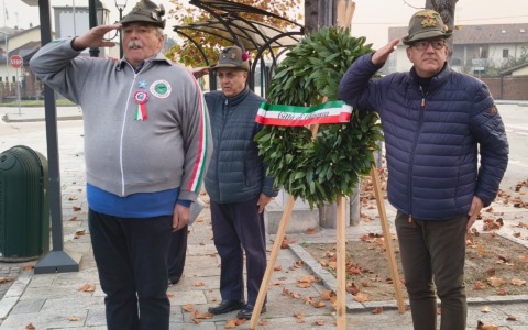 A Castelrosso scoppia la polemica sul 4 Novembre: “Orario assurdo”