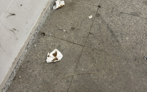 La stazione degli orrori: tra vetri, bottiglie… e escrementi umani LE FOTO