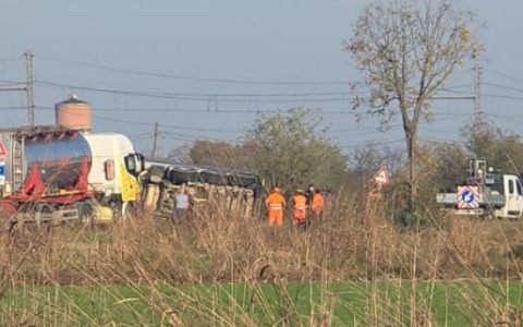 Scontro tra due camion sulla SP 31 bis: un mezzo perde il carico di sabbia LE FOTO