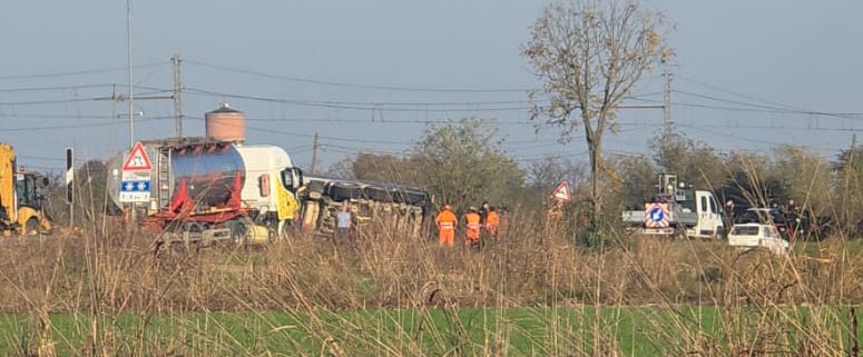 Scontro tra due camion sulla SP 31 bis: un mezzo perde il carico di sabbia LE FOTO
