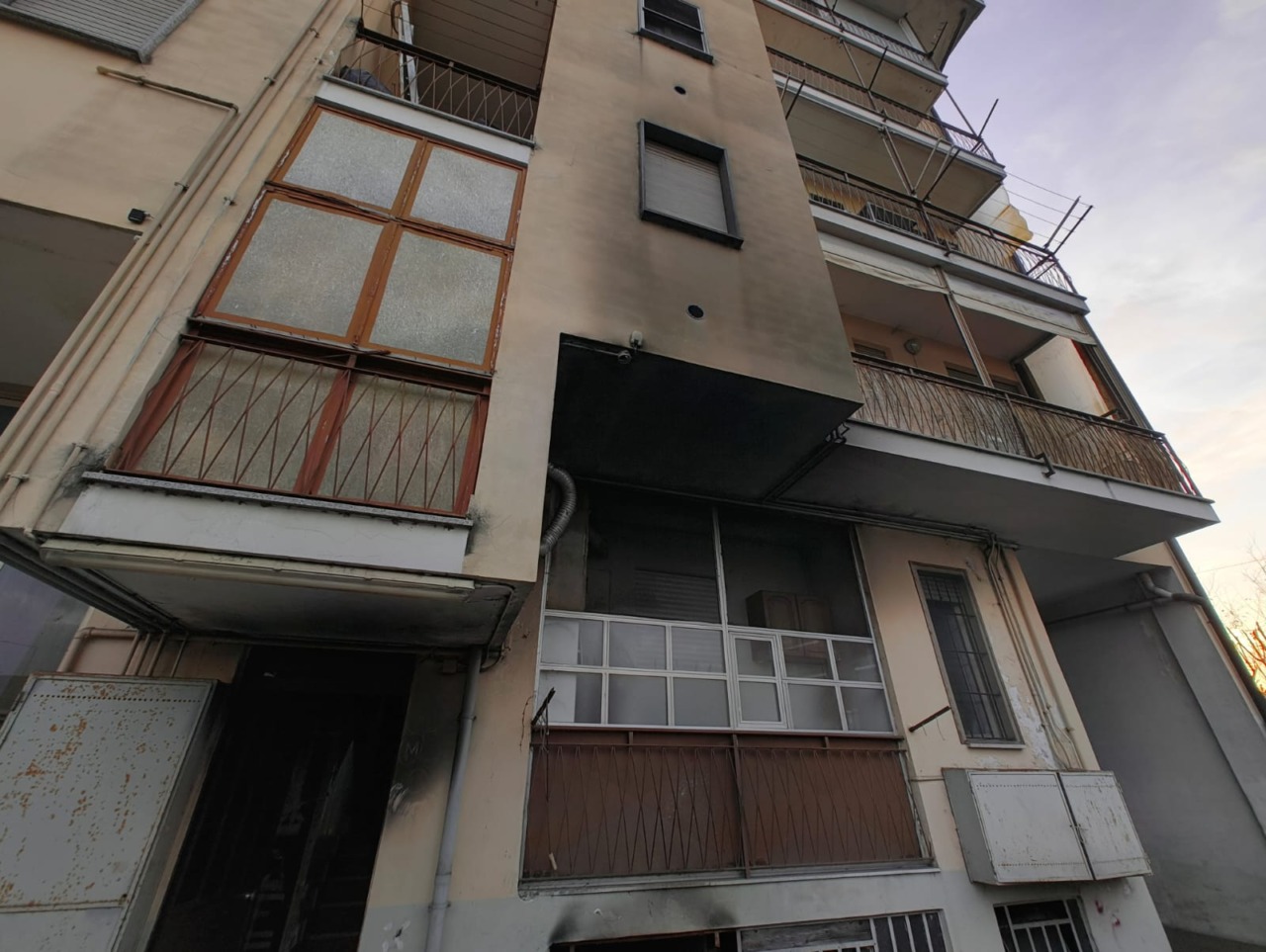 L’incubo dopo le fiamme: 14 famiglie senza luce e riscaldamento