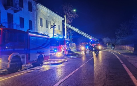 Incendio devasta uno stabile a San Sebastiano da Po LE FOTO
