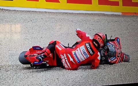 MotoGP Valencia, Pecco Bagnaia cade nella gara finale